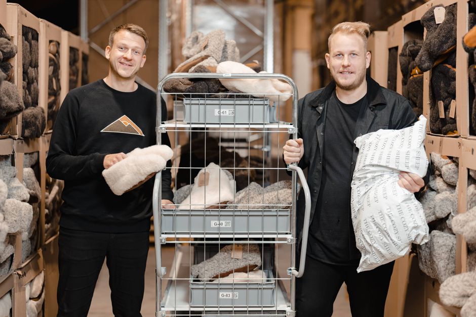 Den danske webshop The Cozy Sheep, der sælger varme hjemmesko, har femdoblet salget i september sammenlignet med samme måned sidste år. Danskerne vil holde fødderne varme med en kold vinter i sigte, lyder forklaringen fra virksomheden selv. 