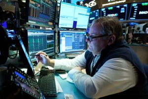 De økonomiske nedture står i kø. Fredag aften ramte det amerikanske S&P500-aktieindeks et markant lavpunkt. Foto: AP Photo/Richard Drew
