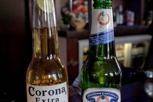 Den store fusion mellem A-B Inbev og SABMiller giver problemer med konkurrencemyndighederne i flere lande. Derfor kan italienske Peroni blive sat til salg. Til gengæld beholder de to bryggerier Corona som er en af verdens største øl-successer i det dyre segment.