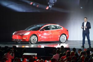 Adm. dir. Elon Musk præsenterer her Model 3, der er udset til at blive Teslas første masseproducerede bil, men indtil videre har produktionsvanskelighederne været så store, at bilerne må bygges i hånden. Foto: AP/Andrej Sokolow