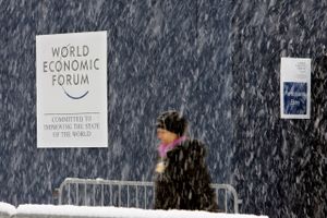 Sneen er faldet over Davos i denne uge, men World Economic Forums årsmøde 2021 er blevet afviklet virtuelt og dermed anderledes lunt end ellers. Syn som dette må vente til 2022. Foto: AP/Michel Probst