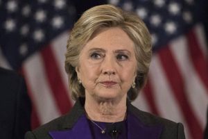 Hillary Clinton var sønderknust på valgaftenen i 2016, og hendes vrede er ikke aftaget siden. Hun beskylder Trump for at have brugt beskidte tricks til at vinde. Foto/Matt Rourke/AP.
