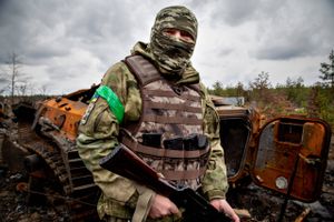 Et år inde i Ruslands blodige invasionskrig giver Jyllands-Posten her ordet til ni ukrainske soldater, der i 365 dage har sat livet på spil og kæmpet ved Ukraines og Europas alleryderste front.