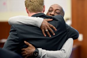 Dewayne Johnson omfavner en af sine advokater efter kendelsen. Foto: Josh Edelson/AP