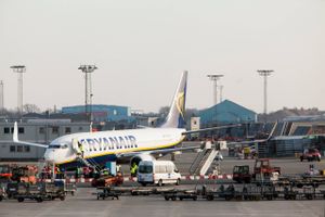 Ryanair-flyet landede uden problemer i København. Men afgangen er foreløbig blevet forsinket af demonstranter.