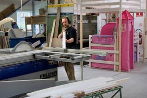 Flexa, der er producent af børnemøbler, har det meste af produktionen i Estland, men den danske virksomhed har bl.a. hovedsæde, lager og designafdeling i østjyske Hornsyld. Her er maskinsneder Kim Møller også igang med at lave prototyper på nye produkter. Foto: Casper Dalhoff. 