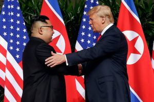 Trods Trumps varme følelser for Kim, kræver Nordkorea nye indrømmelser. Præsidentens diplomatiske statur har få beundrere.