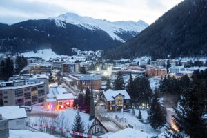 Sneen nåede at falde over Davos inden årsmødet i World Economic Forum, mens så sent som ugen forinden var byen uden sin vigtigste råvare i skisæsonen. Foto: Reuters/Arnd Wiegmann  