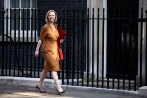 Til trods for bestræbelser på at stabilisere valutamarkederne fortsatte det britiske pund sit frie fald i løbet af mandagen. På samme tid er de britiske statsrenter braget i vejret.