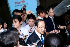 Øverste direktør for Toshiba, Masashi Muromachi, måtte igen i går gå den tunge gang op til podiet ved endnu en pressekonference og undskylde efter et skuffende regnskab. 