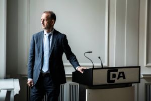 Væk med tidlig pension og seniorjob, et nyt vrid til efterlønnen, men også belønning til ældre for at arbejde. Sammen med flere udlændinge, færre offentligt ansatte og lavere offentlige ydelser er det hovedingredienserne i en reformplan fra DA.