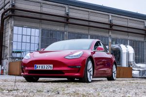 Den danske bilbranche er mærket, efter at den amerikanske elbilkæmpe Tesla fredag sænkede nyvognspriserne markant.