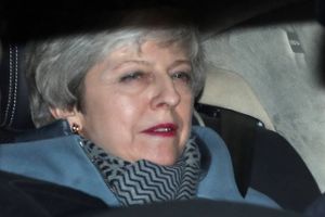 Theresa May tilbød onsdag aften at gå af, hvis det britiske parlament stemmer for hendes brexit-aftale, men de britiske medier tvivler på, at det vil lykkes for hende.