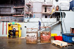 Scanel International A/S arbejder med bl.a. elinstallioner i skibe - her ombygning af et af forsvarets fartøjer, som ligger til kaj Frederikshavn.