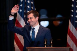 Den 38-årige eksborgmester Pete Buttigieg trak sig overraskende fra Demokraternes kapløb kort før afstemningerne supertirsdag. Det styrker partiveteranen Joe Bidens chancer.