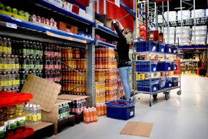 Overfyldte lagre kan lægge en dæmper på prispresset den kommende tid, mener nogle økonomer. Det falder sammen med en udfladning i energipriserne.