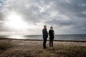 Borgmester Steen Hasselriis (V) og miljøminister Eva Kjer Hansen (V) er enige: Strandbeskyttelseslinjen skal væk her ved stranden ved det lille fiskerleje Lynæs. Foto: Sanne Vils