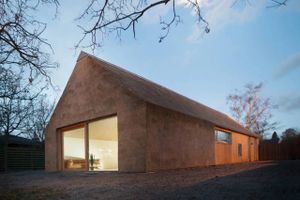 Et arkitekttegnet sommerhus i Østjylland er omdrejningspunktet for et aftalekompleks, der ifølge kuratellet har haft til formål at unddrage konkursboets kreditorer. Foto: PR/Loop Architects