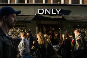 Detailvirksomheder som Bestseller, Ilva og Magasin håber, at regering og folketing går videre end anbefalingerne fra sundhedseksperter om genåbning af butikker som led i udfasning af corona-restriktionerne. 