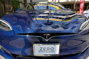 Tesla har for alvor skudt markedet for elbiler i gang med sine smukke biller. Her er det en Model S. Foto: AP Photo/Richard Vogel.