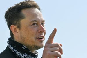 Tesla-direktør Elon Musk er ikke længere verdens rigeste person, skriver mediet Forbes. Modemilliardær har overtaget førstepladsen.