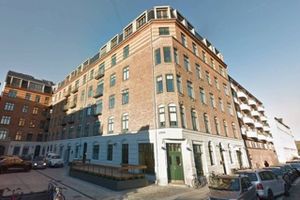Drost Fonden ejer en række boligudlejningsejendomme i København, herunder den ca. 4600 kvm store ejendom Ryesgade 25, der rummer 42 lejligheder. Foto: Google