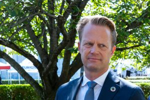 Socialdemokraterne vil have en redegørelse fra Søren Pape. Men i over to uger har den socialdemokratiske udenrigsminister, Jeppe Kofod, ikke taget imod Papes offentlige invitation om et møde. Noget usædvanligt er det Kofods spindoktor, der udtaler sig i sagen. 