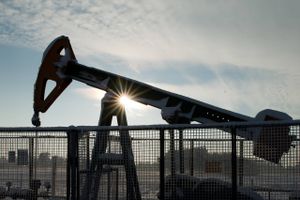 En oliepumpe fra Exxon Mobil står rank i solnedgangen. Det kommer regnskabet fra det selskab og alle de andre store inden for olie og gas ikke til at gøre, når kvartalsregnskaberne triller ind i de kommende uger. Foto: Julian Stratenschulte/picture-alliance/dpa/AP Images