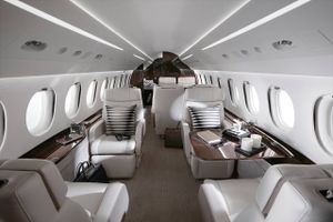 Hvem ville ikke gerne tilbringe sine flyverejser i en kabine som denne i et Falcon 8X privatflypå vej mod sikkerhed for coronavirus og med sin egen læge ombord. Foto: Dassault Aviation