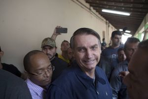 Jair Bolsonaro, presidential candidate for the Social Liberal Party, leaves a polling station after casting his ballot during the first round of presidential elections in Rio de Janeiro on Oct. 7. Foto: Dado Galdieri, Bloomberg