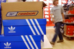 Adidas har ifølge det tyske medie Manager Magazin sat Reebok til salg. Ejerskabet har været en dyr affære, og topochefen for Addias, danske Kasper Rørsted, vil have det solgt inden næste forår. Foto: Wolfram Steinberg/AP