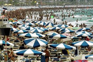 Om få uger starter de største danske rejseuger, når danskerne drager på ferie til bl.a. de spanske strande. I år er det for første gang uden den offentlige rejsesygeforsikring, som er afskaffet.