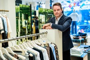 Frank Toft Nørgaard er ny adm. direktør for tøjvirksomheden Munthe, som han skal løfte frem i verden. Han hommer med en ballast fra chefposter hos bl.a. modegiganterne Bestseller og DK Company. Foto: Stine Bidstrup.    