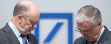 Deutsche Banks nye topchef John Cryan (til venstre) er en af dem, der "frivilligt" har skåret kraftigt i lønniveauet i banken efter massive kursfald og flere skandaler. Bestyrelsesformand Paul Achleitner accepterede de høje lønninger - og nedgangen. Foto: AP/Boris Roessler