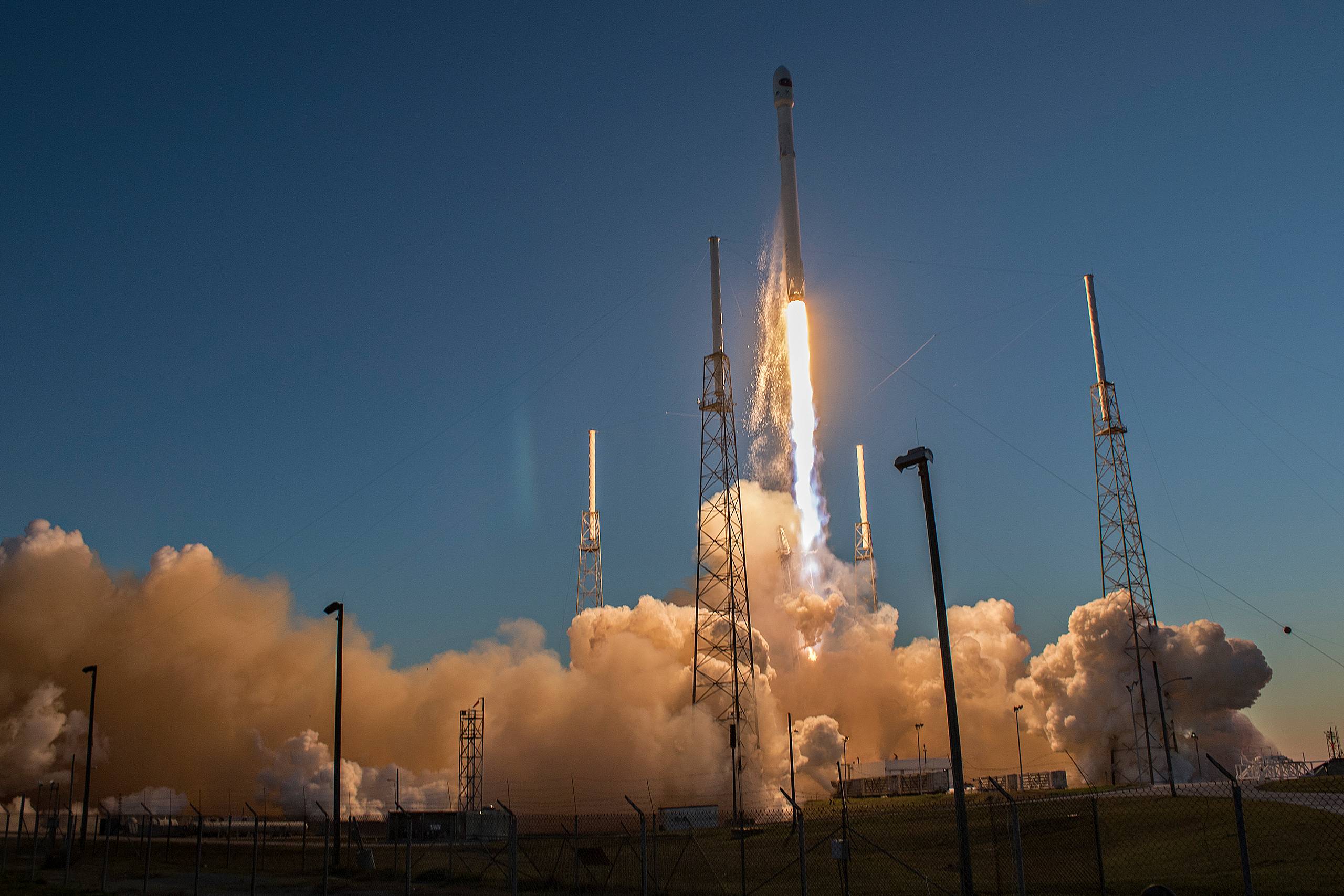 Space X sender en raket til vejrs i 2015, lastet med sateliter. Musks firma har revolutioneret den moderne rumfart, især ved at nedbringe de enorme omkostninger. Foto: AP Photo/Alex Menendez