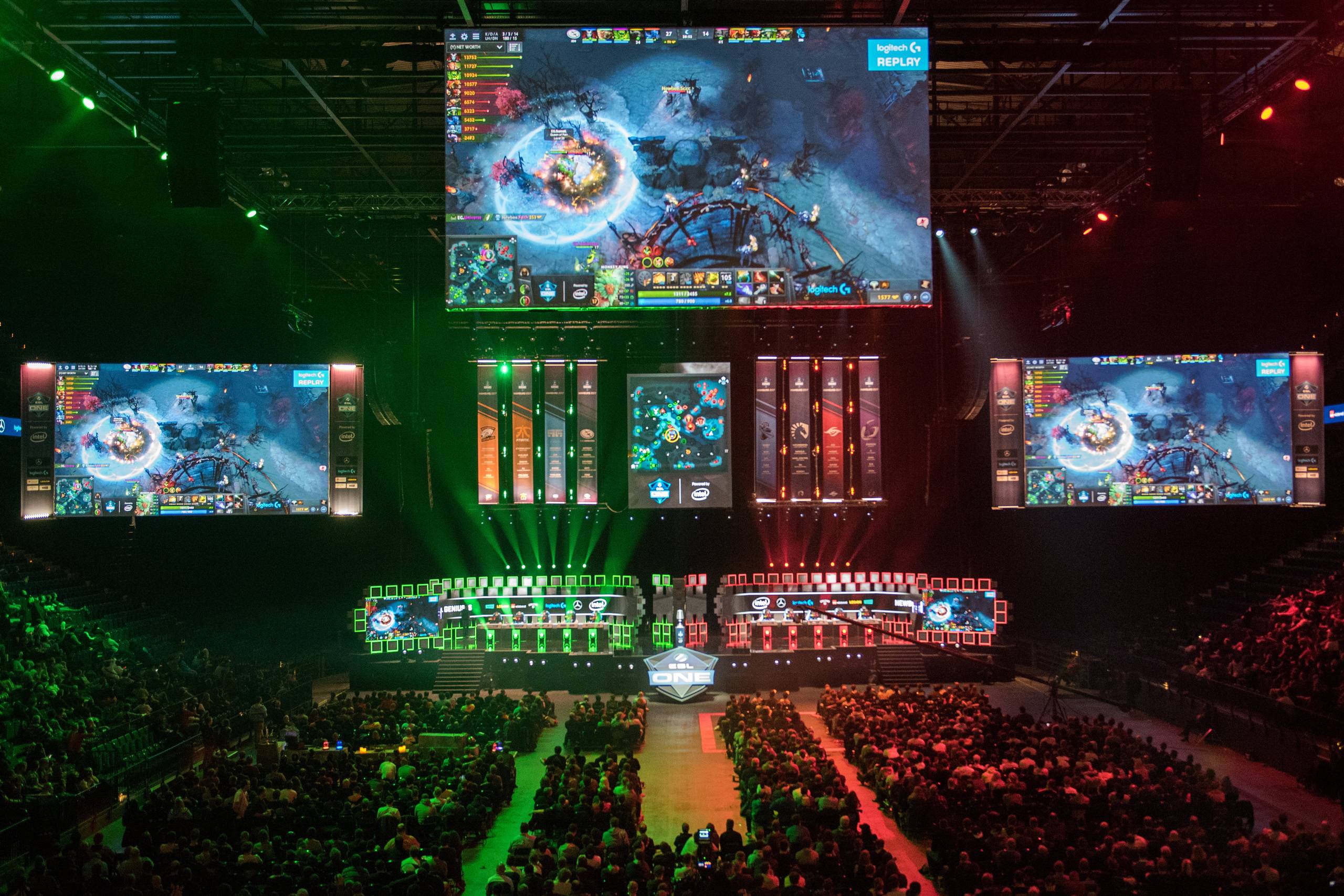 Fuldt hus under ESL One Hamburg i oktober sidste år. E-sport har vokset sig så stor, at det tiltrækker flere fans end ishockey og amerikansk fodbold. Foto: Daniel Bockwoldt/picture-alliance/dpa/AP Images
