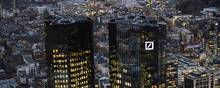 Deutsche Banks hovedkvarter i Frankfurt am Main signalerer magt, men på trods af gode konjunkturer har den skandaleplagede storbank de seneste tre år haft underskud. Foto: Arne Dedert/AP