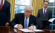 Tre dage efter sin indsættelse underskriver præsident Donald Trump dekretet, der trækker USA ud af frihandelsaftalen Trans-Pacific Partnership (TPP). Foto: AP/Evan Vucci