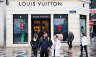 Foruden lædervarer, flere modemærker, ure, smykker og makeup sælger koncernen bag Louis Vuitton også flere mærker spiritus og champagne. Arkivfoto: Gregers Tycho