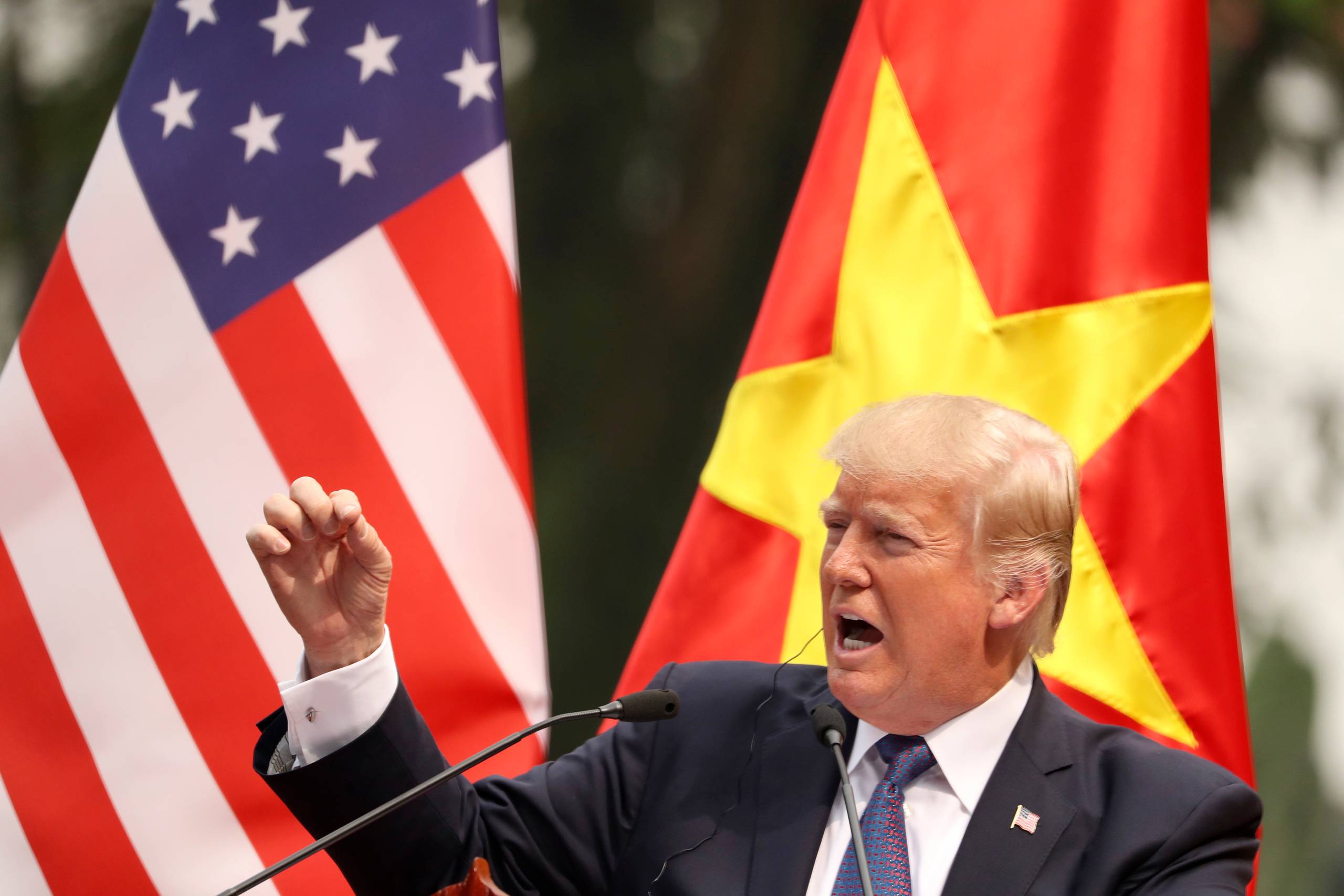 Trump har taget en hård kurs over for Kina og angrebet landet for dets omstridte handelspraksis. Har Kina til gengæld lanceret en hemmelig indflydelseskampagne imod ham? Det frygter Demokraterne, der har bedt FBI undersøge den kinesiskefødte Cindy Yangs relation til det kinesiske styre. Den tidligere ejer af en massageklinik i Florida blev i 2016 pludselig en donor til Trumps kampagne og har solgt adgang til Trump til kinesiske forretningsmænd. Foto: AP Photo/Andrew Harnik