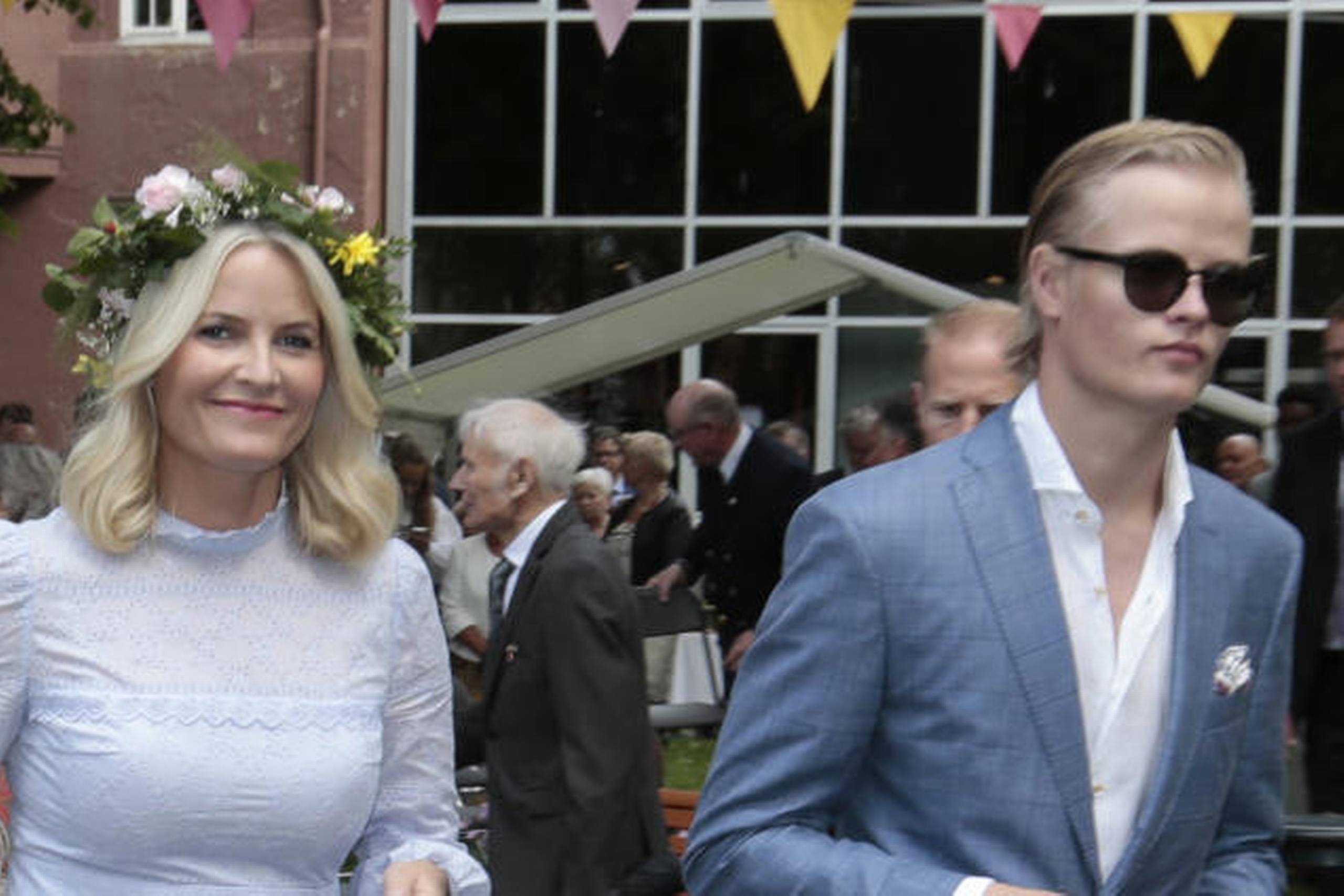 Marius Borg Høiby og kronprinsesse Mette-Marit i Trondheim i forbindelse med kongeparets 25 års jubilæum. Foto: Lise Åserud, Scanpix.