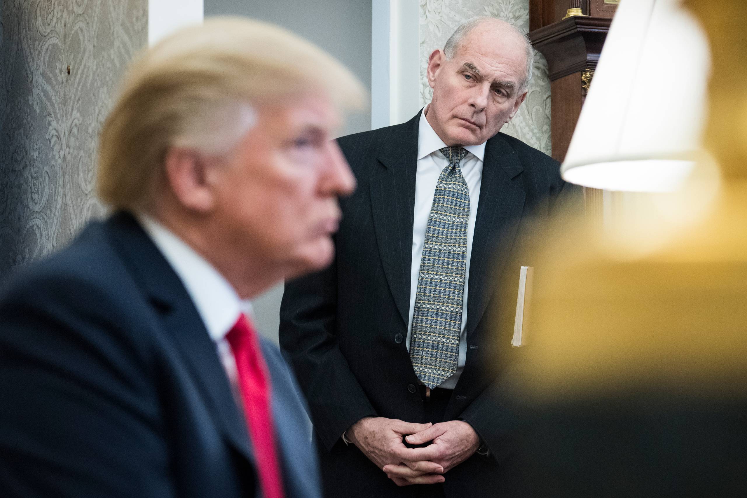 White House Chief of Staff John Kelly watches as President Donald Trump speaks during a meeting with North Korean defectors in the Oval Office at the White House in February. Tension between the president and Kelly has been rising in recent months. Foto: Washington Post photo by Jabin Botsford