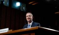 Mark Zuckerberg under den timelange høring i senatet tirsdag d. 10. april, da modvinden var stærkest for Facebook. Men de dårlige sager har ikke påvirket hverken antallet af brugere eller de økonomiske resultater. Foto: AP Photo/Andrew Harnik