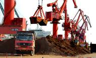 Kina sidder på omkring 90 pct. af verdens forekomster af sjældne jordarter. Her fyldes lastbiler med råmaterialet i Lianyungangs havn i landets Jiangsu-provins. Foto: Imaginechina via AP Images