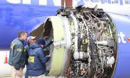 NTSB investigators examine damage to the engine of the Southwest Airlines plane that made an emergency landing in Philadelphia on Tuesday. Foto: NTSB handout