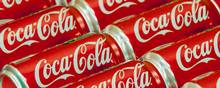 The Coca-Cola Company har og vil ændre på deres forpakninger for at kunne holde prisen nede, så forbrugerne stadig køber produktetet - og til en højere literpris. Foto: AP