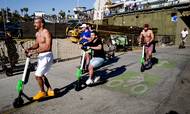 I USA er eldrevne løbehjul blevet et stort hit, og over 60.000 styk er nu rullet ud i amerikanske storbyer. Her bliver de brugt i Santa Monica, hvor hele bølgen startede for et år siden. I enkelte byer er løbehjulsfirmaerne blevet stoppet eller antallet begrænset.  Foto: AP/Richard Vogel