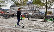 Gauthier Derrien, europæisk direktør for Lime, på et af de populære løbehjul, som for få uger siden blev fjernet fra gaderne i København. Foto: Jesper Kildebogaard