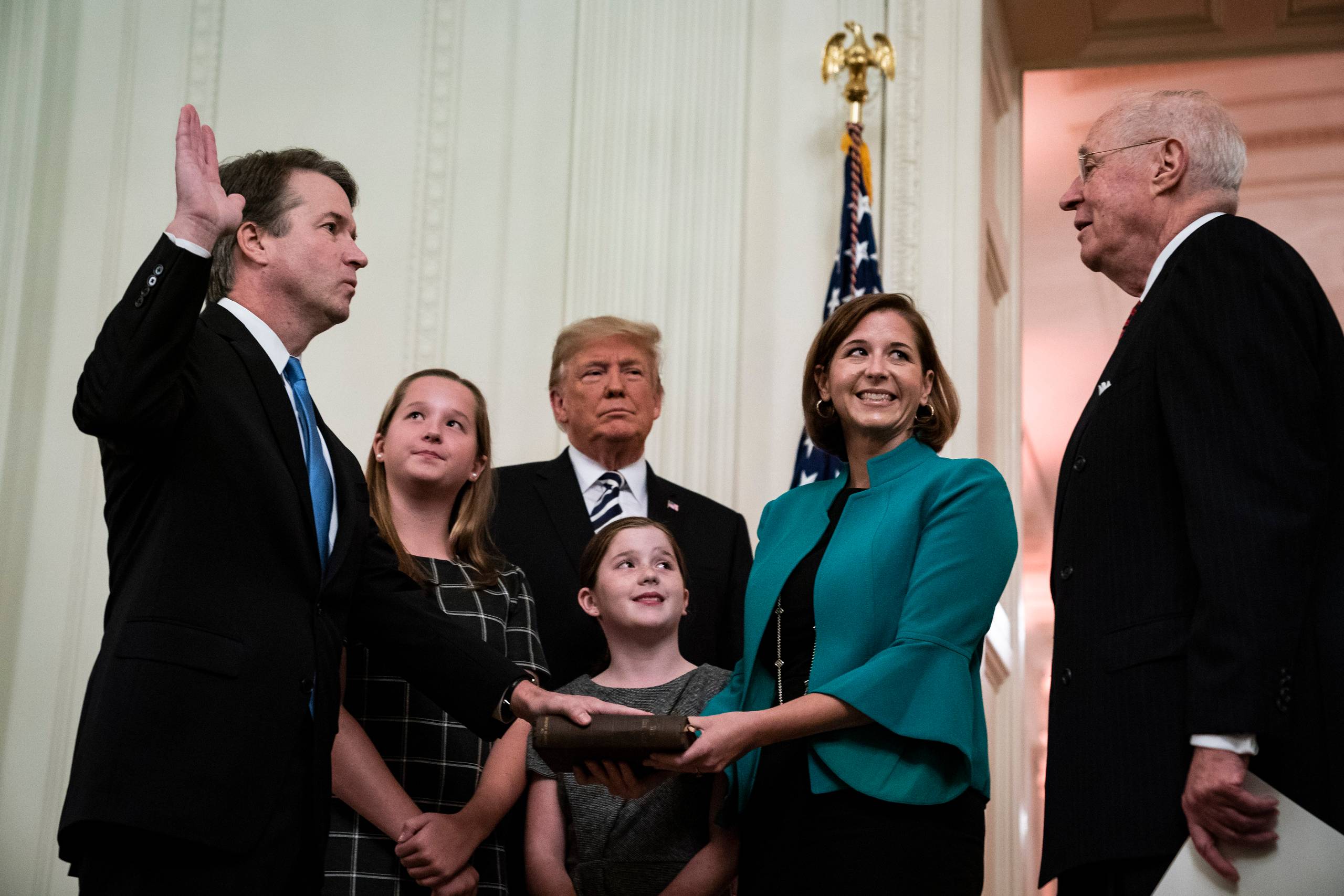 President Donald Trump watches as Associate Justice Brett Kavanaugh, surrounded by his wife and two daughters, is sworn in by Justice Anthony Kennedy during a ceremony in the East Room of the White House on Monday. Foto: Washington Post photo by Jabin Botsford