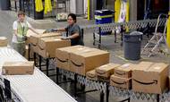Amazon er ikke usårlig, når det kommer til kampen om pakkerne. Her fra et af virksomhedens pakkecentre i Arizona. Foto: Ross D. Franklin/AP